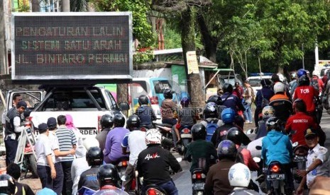  Kendaraan bermotor melintas ketika diberlakukan sistem satu arah di Pintu Perlintasan KA Pesanggerahan, Bintaro, Jakarta Selatan, Senin (23/12). (Republika/Yasin Habibi)