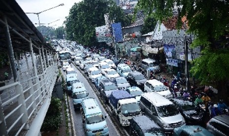 Kendaraan bermotor memenuhi Jalan Otista, Jakarta Timur, Selasa (13/1). 