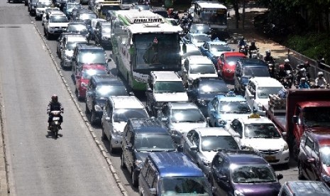 Kendaraan bermotor menumpuk di Jalan Gatot Subroto, Jakarta Selatan, Senin (5/12). 