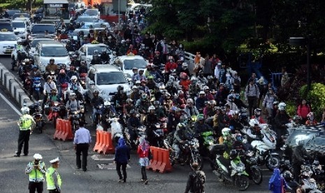  Kendaraan bermotor terjebak kemacetan saat akan berangkat kerja di kawasan JL MH Tahmrin, Jakarta, Rabu (22/4).