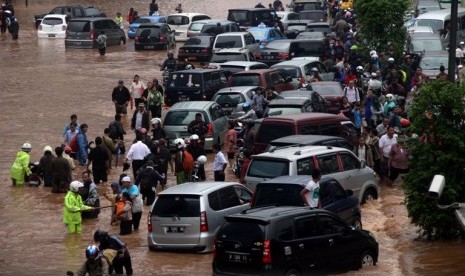 Kendaraan bertumpuk akibat banjir Jakarta, Kamis (17/1)