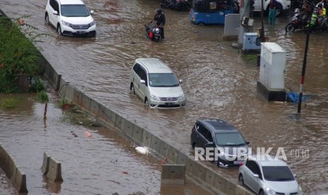 Heavy rain triggers floods in Kelapa Gading area , Jakarta, on Thursday (Feb 15). 