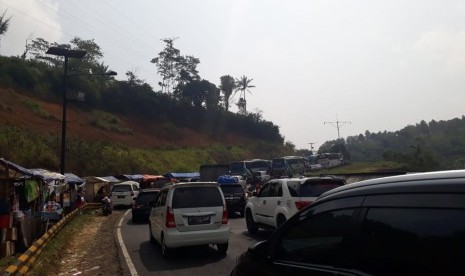 Kendaraan dari arah Tasikmalaya ke Bandung masih memadati Lingkar Gentong Tasikmalaya pada Jumat (7/6) siang ini. Kepadatan arus balik mudik ini sudah terjadi sejak pukul 10.00 WIB. 