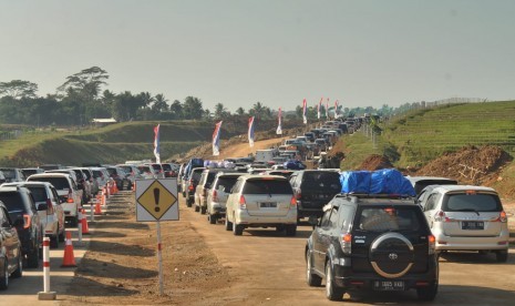 Kendaraan di ruas tol fungsional Salatiga- Kartasura terpantau mengalami sendatan sepanjang 1,5 kilometer hingga di Rest Area KM 467+500, Sabtu (9/5). Sendatan akibat penyempitan jalur dan penyortiran kendaraan di jalur darurat jembatan Kali Kenteng ini terurai dengan system buka tutup arus lalu lintas di ruas tol fungsional ini.