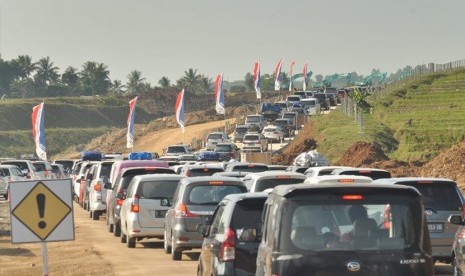 Kendaraan di ruas tol fungsional Salatiga- Kartasura terpantau mengalami sendatan sepanjang 1,5 kilometer hingga di Rest Area KM 467+500, Sabtu (9/5). Sendatan akibat penyempitan jalur dan penyortiran kendaraan di jalur darurat jembatan Kali Kenteng ini terurai dengan system buka tutup arus lalu lintas di ruas tol fungsional ini.