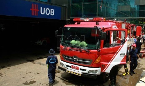   Kendaraan Dinas Kebakaran dan Penanggulangan Bencana (Damkar dan PB) DKI Jakarta yang diterjunkan untuk mengeluarkan sisa air yang menggenangi basement I Plaza UOB, Jakarta, Ahad (20/1).  (Republika/Yasin Habibi)