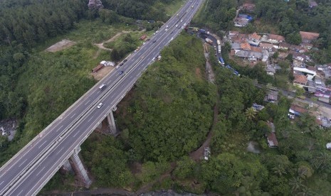 Jembatan Cisomang, yang masih dalam perbaikan dan tidak bisa dilalui kendaraan berat.