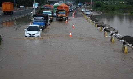  Banjir di jalan tol (ilustrasi)