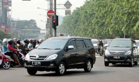   Kendaraan Innova hitam yang membawa Gubernur DKI Jakarta Joko Widodo tanpa pengawalan (Voorijder) saat melintas di Kawasan Kemayoran, Jakarta, Selasa (16/12).   (Dhoni Setiawan/Antara)