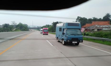 Kendaraan Isuzu yang sudah dimodifikasi jadi kendaraan campervan. 