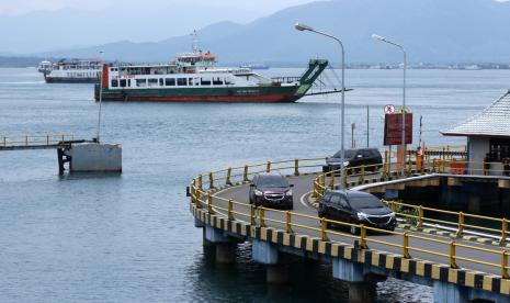 Kendaraan keluar dari kapal melintas di dermaga Pelabuhan Ketapang, Banyuwangi, Jawa Timur, Jumat (12/3/2021). PT Asdp Ketapang akan melakukan penutupan aktivitas penyeberangan dimulai pada 14 Maret pukul 00.00 WIB dan dibuka kembali pada 15 Maret pukul 05.00 WIB untuk menghormati umat Hindu di Bali yang merayakan Hari Raya Nyepi Caka 1943.