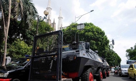  Kendaraan lapis baja berjaga di depan Gereja Katedral saat Petugas Kepolisian melakukan penyisiran di Jakarta, Kamis (24/12).