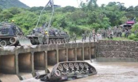 Kendaraan lapis baja milik tentara Taiwan terjatuh dari jembatan setinggi tiga meter, Selasa (16/8).