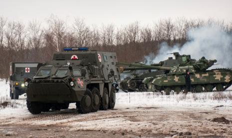  Kendaraan lapis baja Ukraina mengemudi selama latihan militer di dekat Kharkiv, Ukraina, Kamis, 10 Februari 2022. Diplomat top Inggris telah mendesak Rusia untuk mengambil jalur diplomasi bahkan ketika ribuan tentara Rusia terlibat dalam manuver menyapu di Belarus sebagai bagian dari militer penumpukan di dekat Ukraina. 