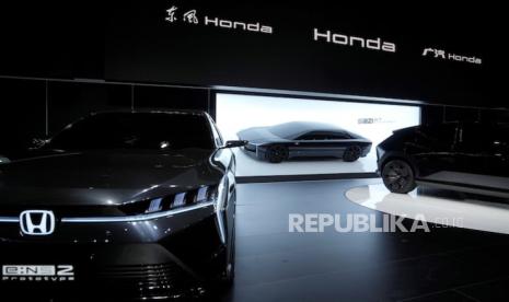 Kendaraan listrik (EV) Honda e:NS2 dipamerkan di pameran Auto Shanghai, di Shanghai, Tiongkok, 18 April 2023.