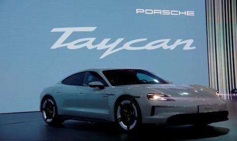 Kendaraan listrik (EV) Porsche Taycan dipamerkan di acara media Volkswagen di Beijing, Tiongkok, 24 April 2024.