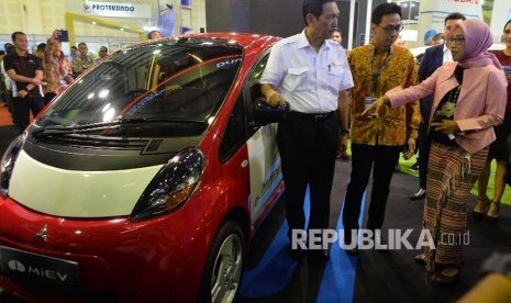 Kendaraan Listrik. Menteri Koordinator bidang Kemaritiman Luhut Panjaitan (kiri) mendengarkan penjelasan Deputi TIEM BPPT Eniya L. Dewi (kanan) saat berada di stan Mitsubishi pada pameran Indonesia Electric Motor Show (IEMS) 2019, di Balai Kartini, Jakarta, Rabu (4/9).