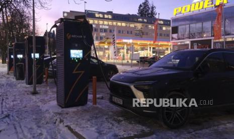 Kendaraan listrik terlihat di stasiun pengisian daya di Oslo, Norwegia, 2 Januari 2025.