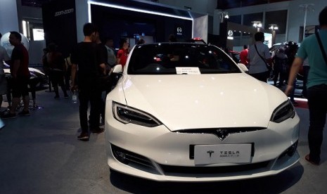 Kendaraan listrik Tesla Model S P100D dijual di bawah Importir Mobil Mewah, Prestige Image Motorcars dengan harga Rp 4,4 miliar.