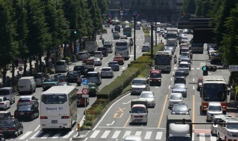 Kendaraan melaju di jalan raya Tokyo, Jepang. Batas kecepatan truk akan dinaikkan menjadi di atas 80 km/jam.