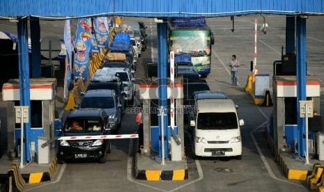  Kendaraan melakukan pembayaran untuk menaiki kapal roro di loket Pelabuhan Merak ,Banten, Jumat (10/7).