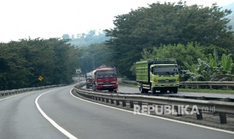 Kendaraan melewati ruas tol Tangerang-Merak, Banten. ilustrasi (Republika/Wihdan)