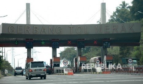 Kendaraan melewati ruas tol Tangerang-Merak, Banten, Senin (20/6). (Republika/Wihdan)