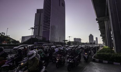 Kendaraan melintas dengan latar belakang gedung bertingkat di Jakarta. Kepala Ekonom PermataBank Josua Pardede optimistis perekonomian Indonesia tumbuh 4,9 persen hingga 5,2 persen pada keseluruhan tahun 2022, jika melihat capaian ekonomi triwulan II yang bertumbuh 5,44 persen jika dibandingkan dengan periode yang sama tahun lalu (year-on-year/yoy).