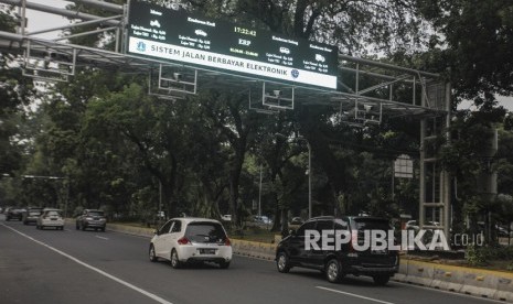 Kendaraan melintas di bawah alat electronic road pricing (ERP) di Jalan Medan Merdeka Barat, Jakarta, Senin (12/11/2018).