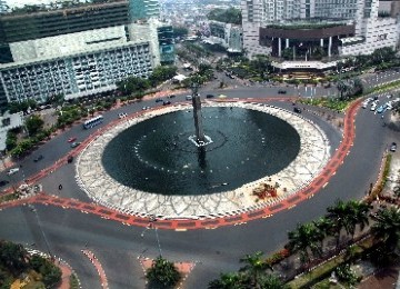 Kendaraan melintas di Bundaran Hotel Indonesia (HI), Jakarta, Rabu (31/8). 