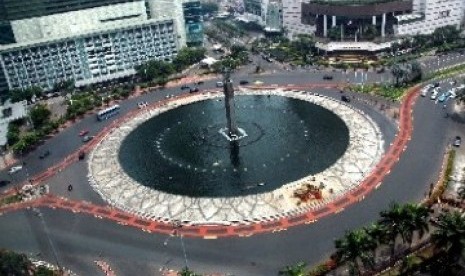 Kendaraan melintas di Bundaran Hotel Indonesia (HI), Jakarta, Rabu (31/8). 