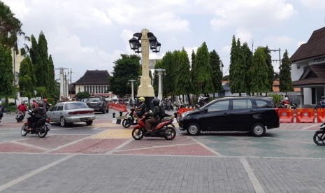 Kendaraan melintas di bundaran Tugu Pemandengan Jalan Jenderal Sudirman di depan Balai Kota Solo. 