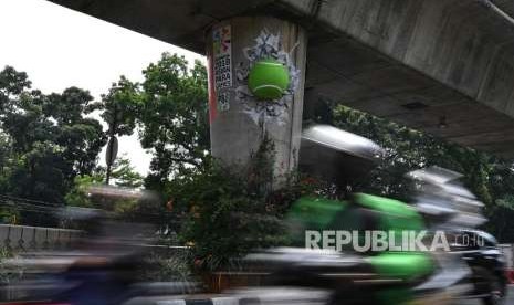 Kendaraan melintas di dekat instalasi sosialisasi Asian Para Games 2018, jembatan layang non tol Antasari, Jakarta Selatan, Selasa (24/9). 