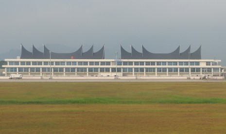 Waskita Karya Garap Pembangunan Bandara Minangkabau. Foto: Kendaraan melintas di dekat proyek pembangunan terminal baru di Bandara Internasional Minangkabau (BIM), Padangpariaman, Sumatera Barat, Jumat (30/8/2019).(Antara/Iggoy el Fitra)