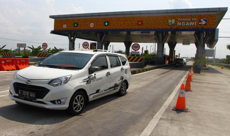 Kendaraan melintas di gerbang jalan tol Ngawi, Jawa Timur. .PT Jasa Marga (Persero) Tbk (Perseroan) membukukan kinerja positif hingga semester I 2022. Sepanjang periode tersebut, emiten bersandi saham JSMR ini mencatatkan Laba Bersih sebesar Rp 734,8 miliar selaras dengan normalisasi mobilitas dan aktivitas masyarakat. 