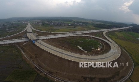  Kendaraan melintas di gerbang tol Bawen-Salatiga di daerah Tingkir, Salatiga, Jawa Tengah, Jumat (9/6). 