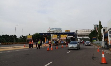 Kendaraan melintas di gerbang tol Bekasi Barat 1 pada saat hari pertama penerapan aturan ganji-genap di Jalan Tol Cikampek, Senin (11/3).