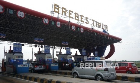 Kendaraan melintas di gerbang tol Brebes Timur, Jateng, Rabu (21/6). 