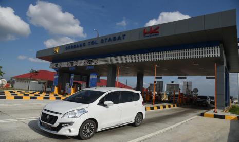 Kendaraan melintas di gerbang tol stabat Jalan Tol Trans Sumatera Ruas Binjai - Langsa Seksi 1 (Tol Binjai-Stabat), Stabat, Langkat, Sumatera Utara, Jumat (1/4/2022). 