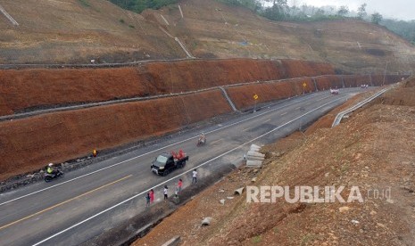 Kendaraan melintas di jalan baru setelah peresmian jalan pintas jalur Singaraja-Mengwitani titik 5 - 6 di Desa Pegayaman, Buleleng, Bali, Senin (30/12/2019).