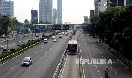 Kendaraan melintas di jalan protokol kawasan Ibukota Jakarta, Senin (26/12). Memasuki libur panjang jelang tahun baru dan liburan sekolah, lalu-lintas di Ibukota lengang. Hal ini juga terjadi di tol dalam kota yang lancar. 