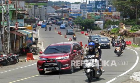 Kendaraan melintas di Jalan Raya Puncak, Kabupaten Bogor, Jawa Barat, Jumat (12/2/2021). Lalu lintas kendaraan di kawasan Puncak Bogor, saat libur Imlek dan akhir pekan terlihat lengang sejak dilakukan pengetatan Pemberlakuan Pembatasan Kegiatan Masyarakat (PPKM) Mikro serta peraturan Pemerintah Kabupaten Bogor wisatawan wajib membawa surat keterangan rapid test antigen. 