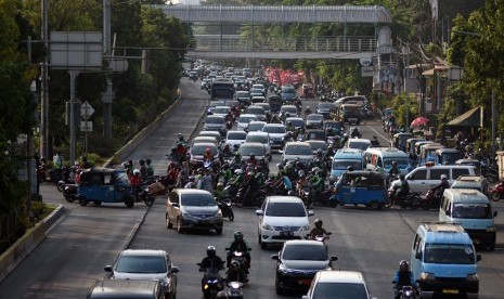 Kendaraan melintas di Jalan Salemba Raya, Jakarta, Rabu (7/8). Perluasan 16 rute baru kebijakan Ganjil-Genap bagi kendaraan roda empat sudah mulai disosialisasikan.