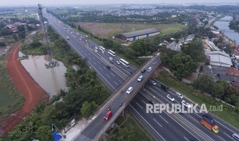 Kendaraan melintas di Jalan Tol Jakarta-Cikampek, Telukjambe Timur, Karawang, Jawa Barat, Sabtu (23/6). 