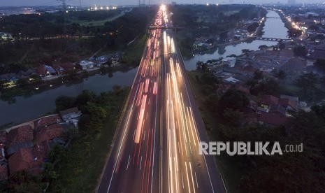 Kendaraan melintas di Jalan Tol Jakarta-Cikampek, Telukjambe Timur, Karawang, Jawa Barat, Sabtu (23/6).