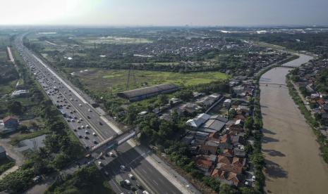 Kendaraan melintas di Jalan Tol Jakarta-Cikampek, Telukjambe Timur, Karawang, Jawa Barat, Kamis (5/5/2022). Presiden Joko Widodo mengimbau masyarakat yang melakukan perjalanan mudik dengan menggunakan kendaraan pribadi untuk kembali lebih awal atau kembali setelah puncak arus balik Idul Fitri 1443 H. 