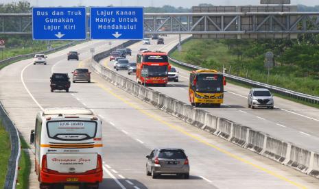 Kendaraan melintas di Jalan Tol Solo-Ngawi saat puncak arus balik di wilayah Kartoharjo, Ngawi, Jawa Timur, Ahad (8/5/2022).  PT Penjaminan Infrastruktur Indonesia (PII) bersama Pemerintah Kabupaten Ngawi melaksanakan acara kesepakatan bersama terkait kolaborasi pengembangan infrastruktur. 