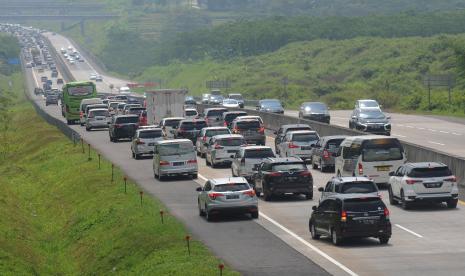 Kendaraan melintas di Jalan Tol Solo-Semarang, Ampel, Boyolali, Jawa Tengah, Jumat (6/5/2022). Arus balik dari arah Solo menuju Semarang pada H+3 Lebaran terpantau meningkat sehingga terjadi kemacetan di KM 473. Jadwal masuk sekolah di Banten, DKI Jakarta, dan Jawa Barat dimundurkan menjadi 12 Mei 2022 untuk menghindari penumpukan arus balik.