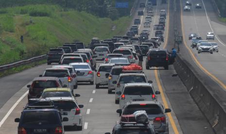 Kendaraan melintas di Jalan Tol Solo-Semarang, Ampel, Boyolali, Jawa Tengah. Jika terjadi kemacetan parah, pemudik diminta tidak ragu untuk keluar dari jalan tol.