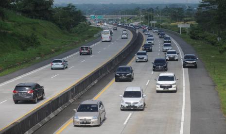 Kendaraan melintas di Jalan Tol Solo-Semarang, Mojosongo, Boyolali, Jawa Tengah.